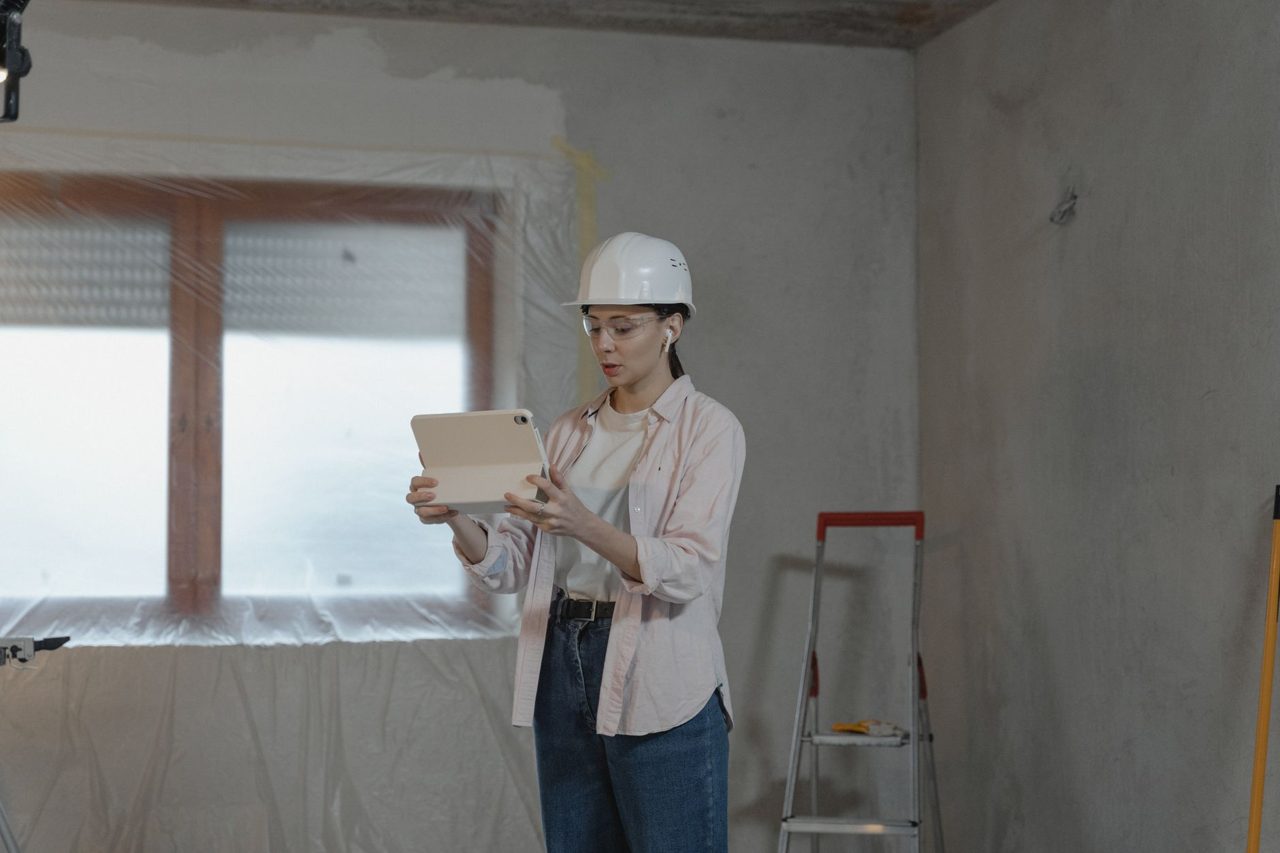 タブレットで現場を管理する建設業の担当者
