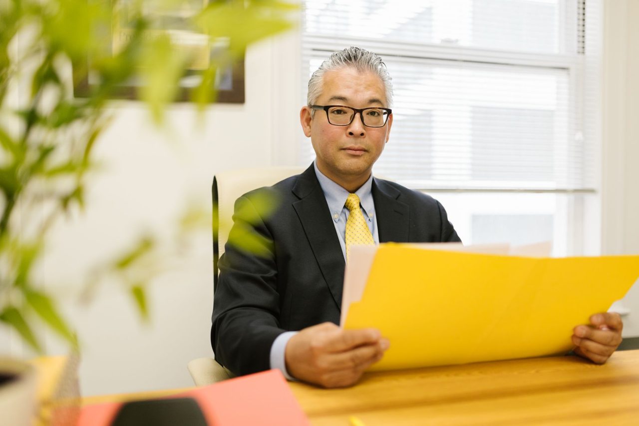 建設会社のオフィスで費用を確認する経営者