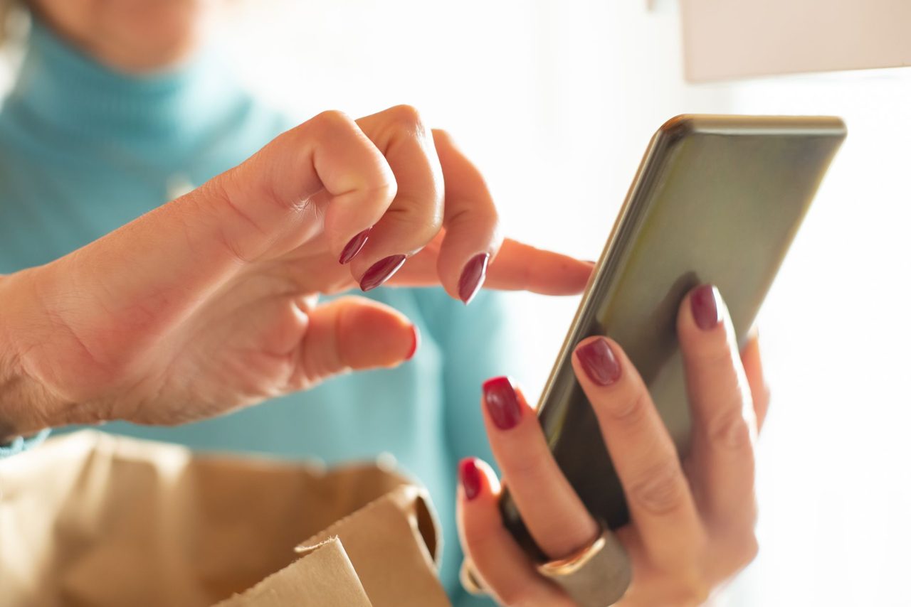 日常のなかでスマートフォンを使う人の様子